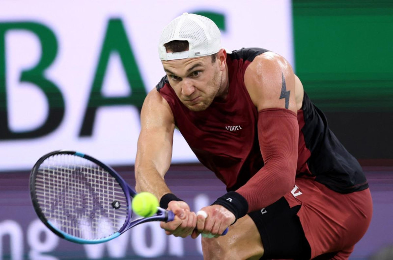 Jack Draper devuelve la pelota a Novak Djokovic durante el partido del torneo de Indian Wells, el 11 de marzo de 2026.