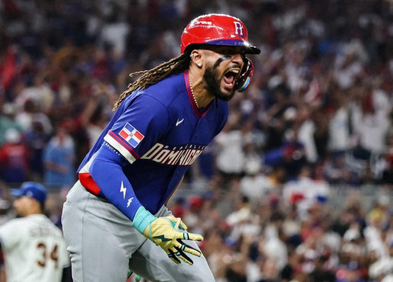 Fernando Tatis Jr. reacciona feliz luego de disparar el jonrón que eventualmente decidió el triunfo de la selección dominicana sobre la venezolana.