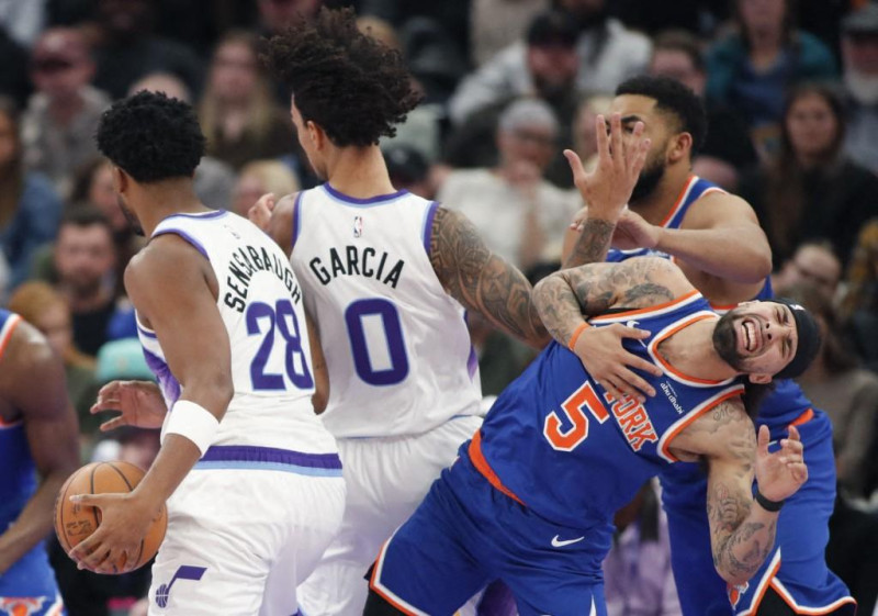 Andersson García, del Jazz, lucha por una posición con José Alvarado y Karl-Anthony Towns, de los Knicks, en el partido de la NBA el 11 de marzo de 2026 en Salt Lake City.