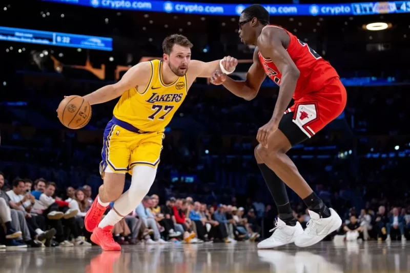 Luka Doncic, de los Lakers, trata de avanzar ante Jalen Smith, en el encuentro del jueves 12 de marzo de 2026.