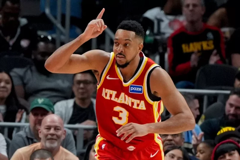 CJ McCollum, de los Hawks, celebra una canasta contra los Bucks durante la segunda mitad de un juego de la NBA, el 14 de marzo de 2026, en Atlanta.