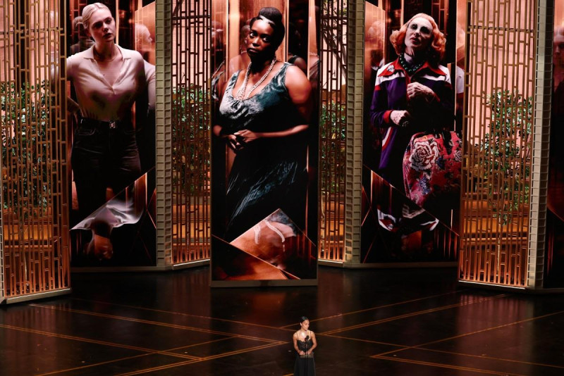 Zoe Saldana entrega el premio a Mejor Actriz de Reparto en el escenario durante la 98.ª edición de los Premios Óscar.