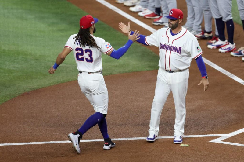 Albert Pujols, manager dominicano, saluda a Fernando Tatis Jr. en la presentación antes de la semifinal del Clásico Mundial de Béisbol frente a Estados Unidos.