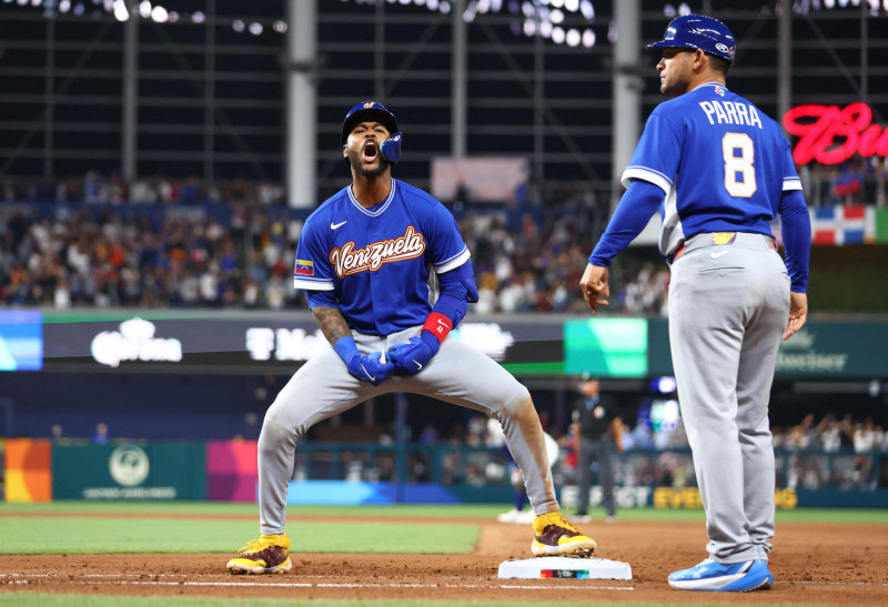 Maikel García, de Venezuela, celebra tras pegar un sencillo remolcador contra Italia en la séptima entrada este lunes en la semifinal del Clásico Mundial de Béisbol.