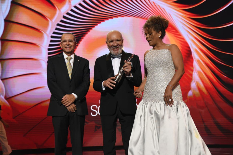 El veterano presentador y productor de televisión Jochy Santos al recibir la estatuilla del Gran Soberano 2026