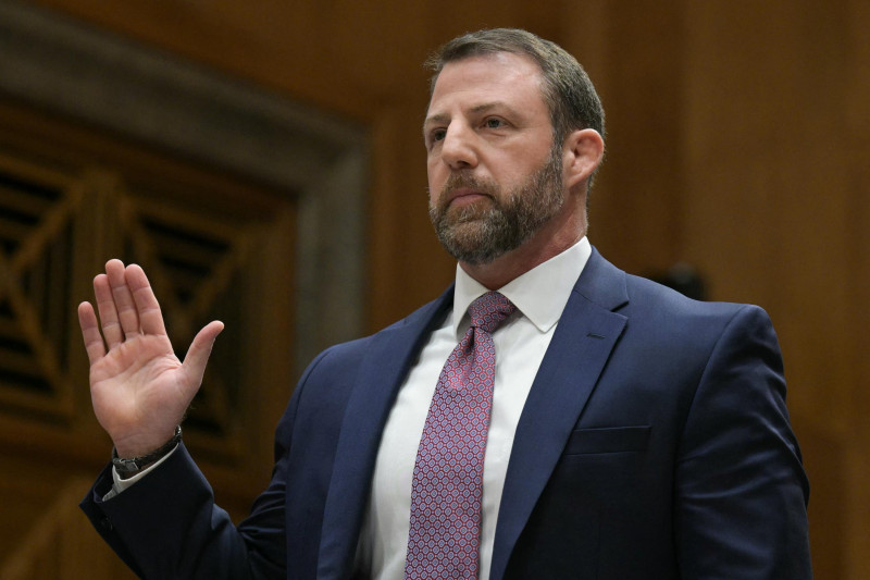 El senador estadounidense Markwayne Mullin (republicano por Oklahoma), nominado para ser Secretario de Seguridad Nacional, jura su cargo durante una audiencia de confirmación del Comité de Seguridad Nacional y Asuntos Gubernamentales del Senado en el Capitolio en Washington, D.C.