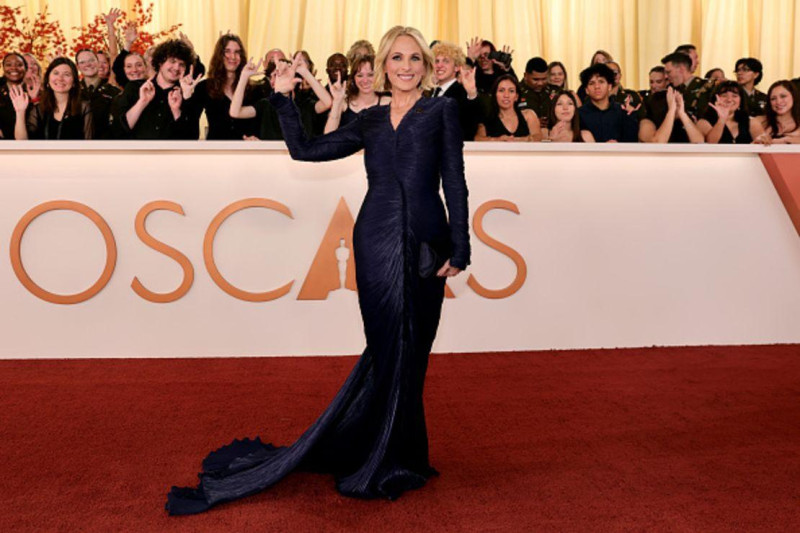 La alfombra roja no es un espacio para improvisar ni para competir superficialmente. Es un escenario donde convergen imagen, protocolo, narrativa y comportamiento.