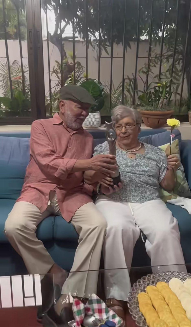 “Le traje su Soberano ahí, doña. Eso es suyo”, fueron las emotivas palabras que pronunció Jochy Santos al entregarle el Gran Soberano a su madre.