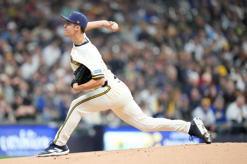 El pitcher de los Cerveceros de Milwaukee Jacob Misiorowski lanza en la primera entrada ante los Medias Blancas de Chicago el jueves 26 de marzo del 2026
