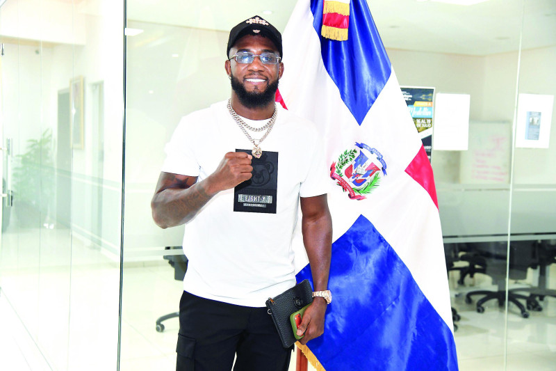 Carlos Adames, campeón mundial de boxeo, en su visita al Listín Diario.