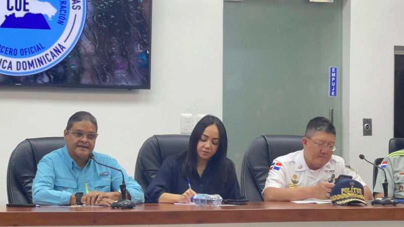 El general Juan Manuel Méndez y La Ministra de Interior y Policía, Faride Raful durante la rueda de prensa.