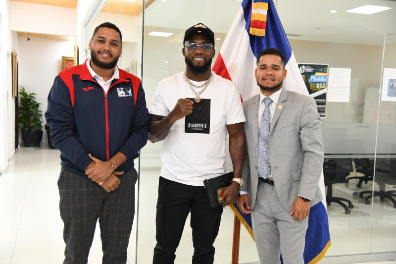 En el centro el campeón mundial Carlos Adames. En la izquierda Héctor J. Cruz, editor deportivo del Listín Diario. A la derecha el comentarista de Boxeo, Franklin Núñez.