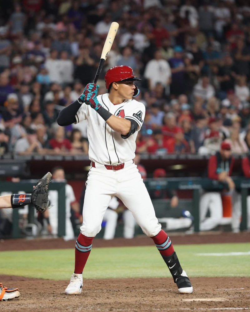 José Fernández #11 de los Arizona Diamondbacks batea contra los Detroit Tigers durante la octava entrada del partido de la MLB en el Chase Field el 31 de marzo de 2026 en Phoenix, Arizona.