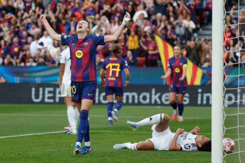Caroline Graham Hansen, del Barcelona, celebra tras anotar el segundo gol de su equipo durante un juego de fútbol de los cuartos de final de la Liga de Campeones femenina entre el Barcelona y el Real Madrid, en Barcelona, España, el jueves 2 de abril de 2026.