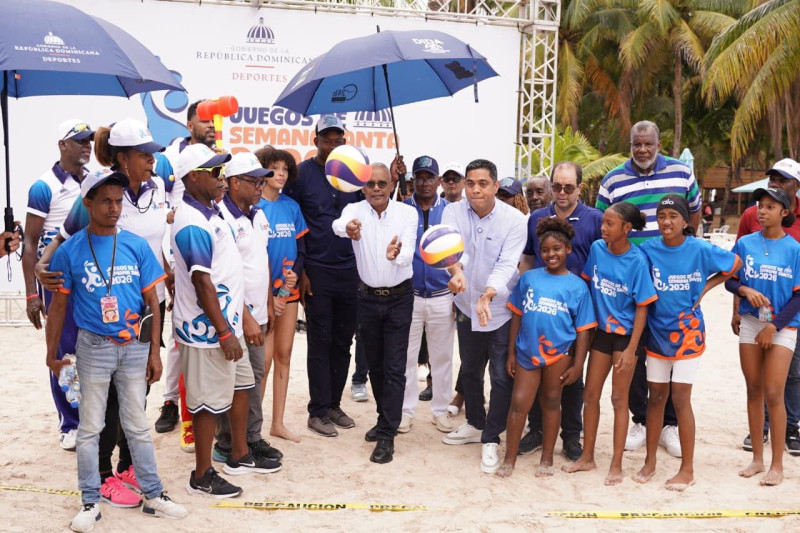 El ministro Kelvin Cruz y Ramón Candelaria, alcalde de Boca Chica, realizan un simultáneo saque de honor para dejar inaugurado los Campamentos Recreativos.