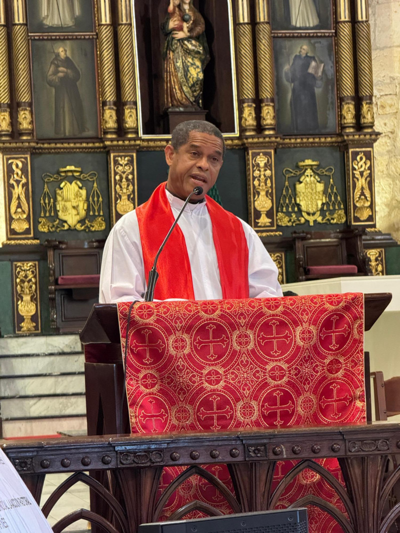 Reverendo padre Mario De la Cruz Campusano, párroco de la parroquia Nuestra Señora de la Divina Providencia