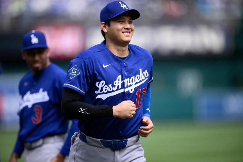 Shohei Ohtani comenzó a sacar la bola del parque en el partido contra los Nationales.