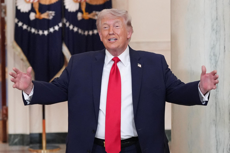 El presidente de EEUU, Donald Trump, gesticula tras pronunciar un discurso televisado sobre el conflicto en Oriente Medio desde el Cross Hall de la Casa Blanca, en Washington DC, el 1 de abril de 2026