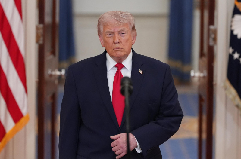 Donald Trump llega para pronunciar un discurso televisado sobre el conflicto en Oriente Medio desde el Salón de la Cruz de la Casa Blanca en Washington, D.C., el 1 de abril de 2026.