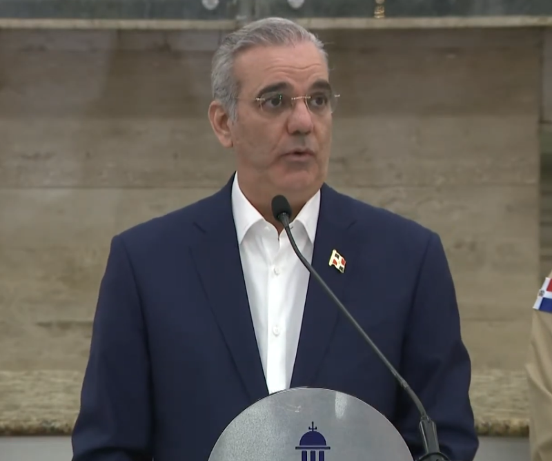 Presidente Luis Abinader durante la rueda de prensa en el Ministerio de Defensa