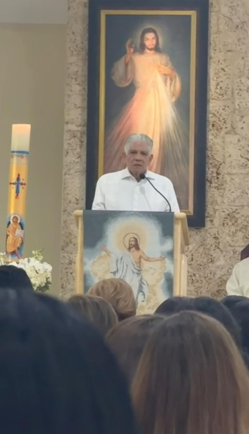 Eduardo Estrella, ministro de Obras Públicas, durante su intervención en la misa conmemorativa.