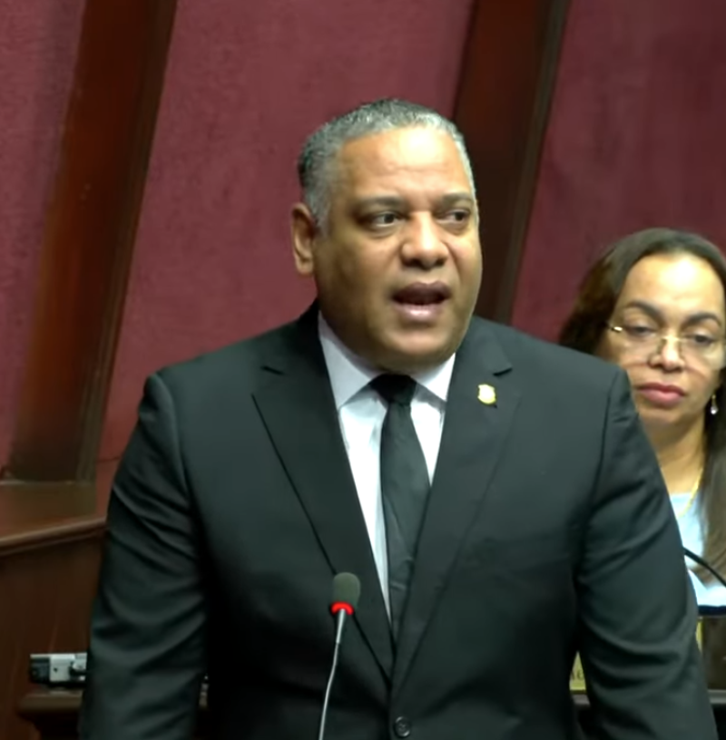 Diputado Carlos Gil, sobreviviente al colapso de la discoteca Jet Set.