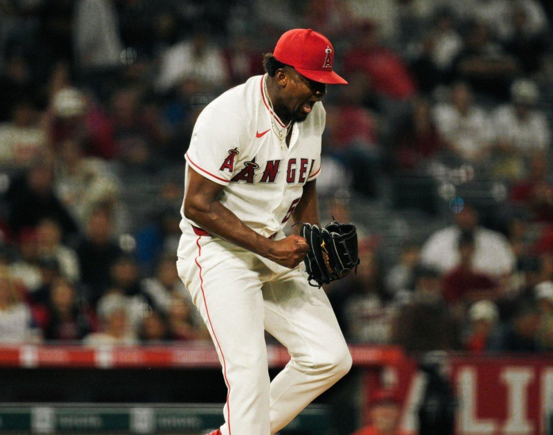 José Soriano celebra emocionado luego de ponchar a un bateador y culminar la séptima entrada sin permitir carrera.