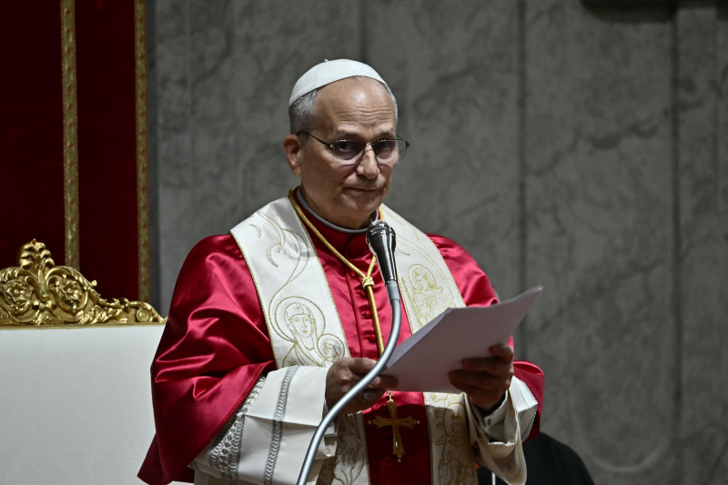 El Papa León XIV pronuncia un discurso durante una vigilia y un rosario por la paz en la Basílica de San Pedro en el Vaticano el 11 de abril de 2026. (Foto de Filippo MONTEFORTE