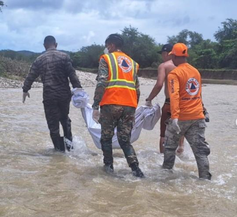Miembros de la Defensa Civil rescatan cuerpo joven en río de Pedro Brand.