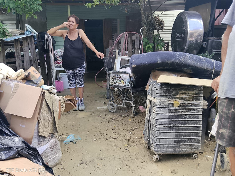 Decenas de familias resultaron afectadas debido a la crecida del río Camú tras las intensas lluvias registradas en Villa Montellano, en la provincia Puerto Plata.