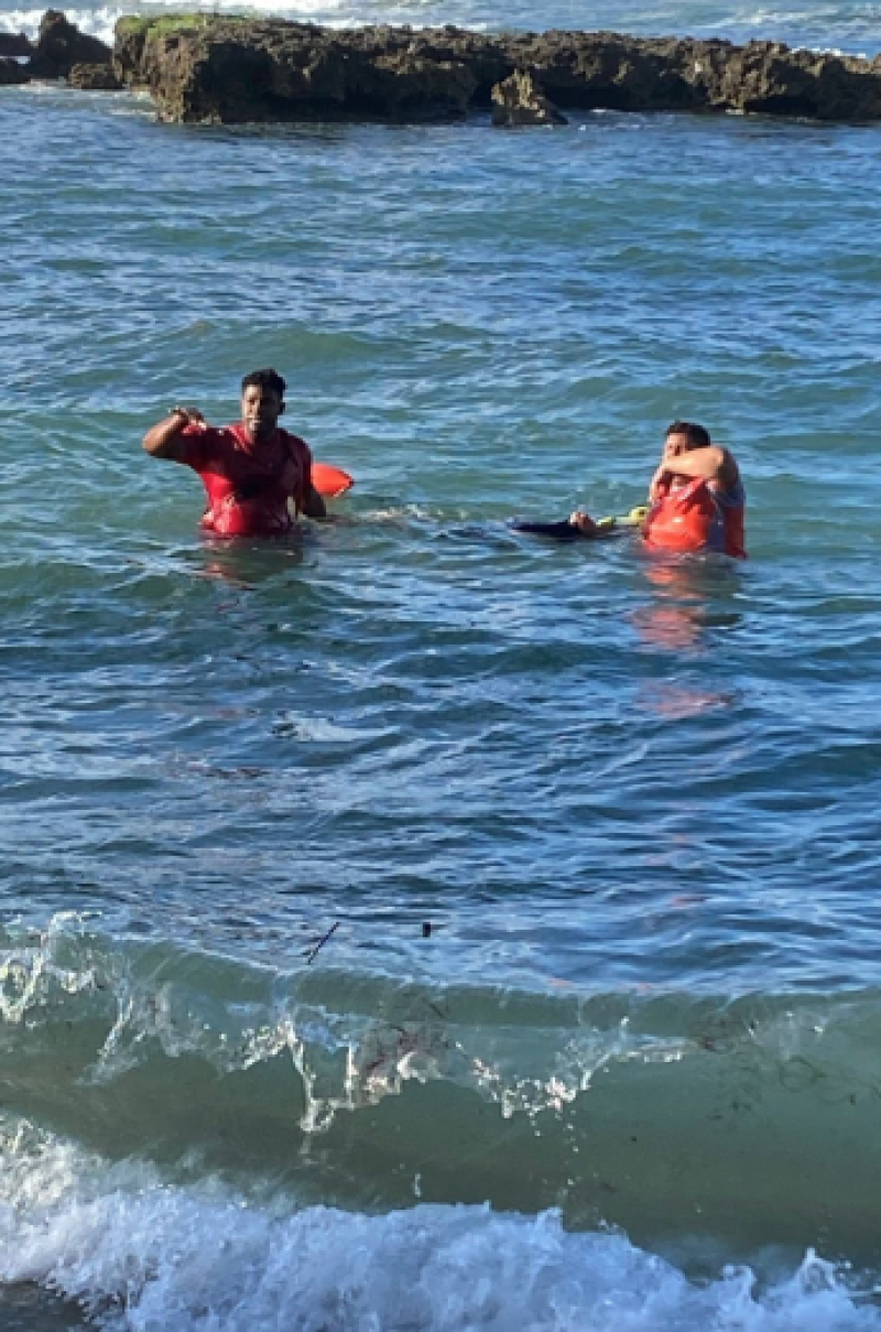 Una brigada de la Defensa Civil recuperó el cuerpo sin vida de un hombre que flotaba en agua del océano Atlántico.