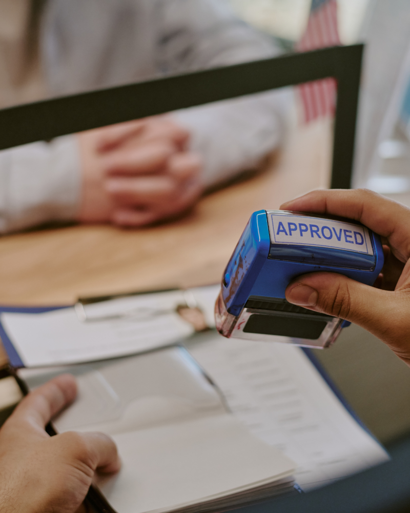 Imagen ilustrativa de una persona tramitando visa estadounidense.