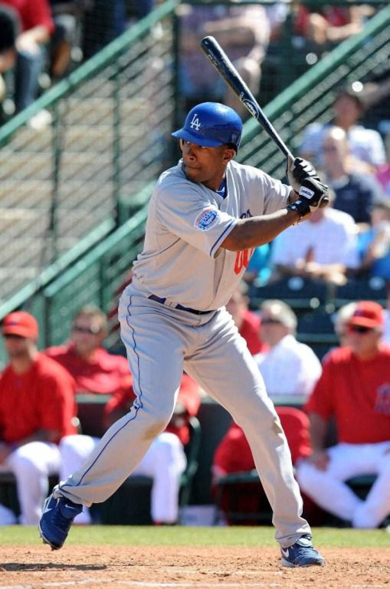 Garret Anderson #00 de los Dodgers de Los Ángeles al bate durante un partido de entrenamiento de primavera contra los Angelinos de Anaheim de Los Ángeles el 15 de marzo de 2010 en el Estadio Tempe Diablo en Tempe, Arizona.