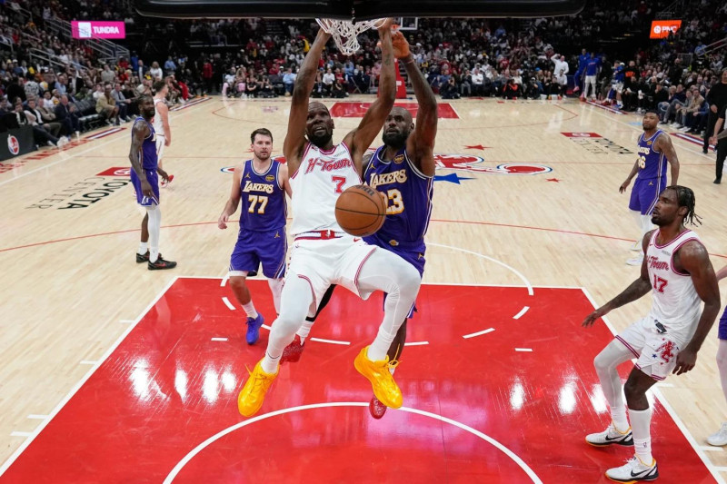 LeBron James y Kevin Durant en un pasado enfrentamiento entre los Lakers y Houston.