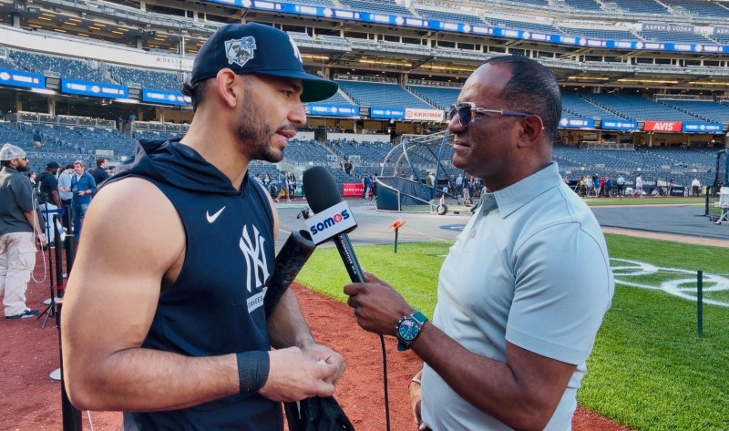 José Caballero conversa con el periodista Daniel Reyes previo al choque de los Yankees versus los Angels.