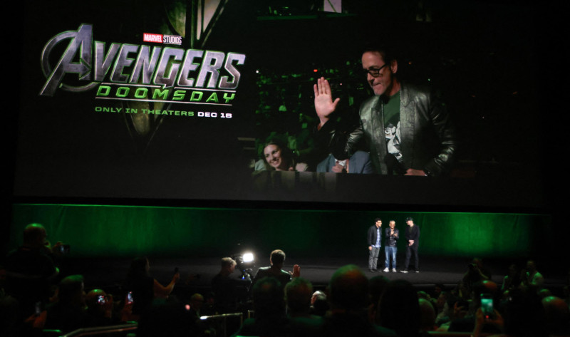 Robert Downey Jr. (izquierda) se une a los directores Joe y Anthony Russo, así como al presidente de Marvel Studios, Kevin Feige, para promocionar "Avengers: Doomsday" durante la presentación de Walt Disney Studios en CinemaCon
