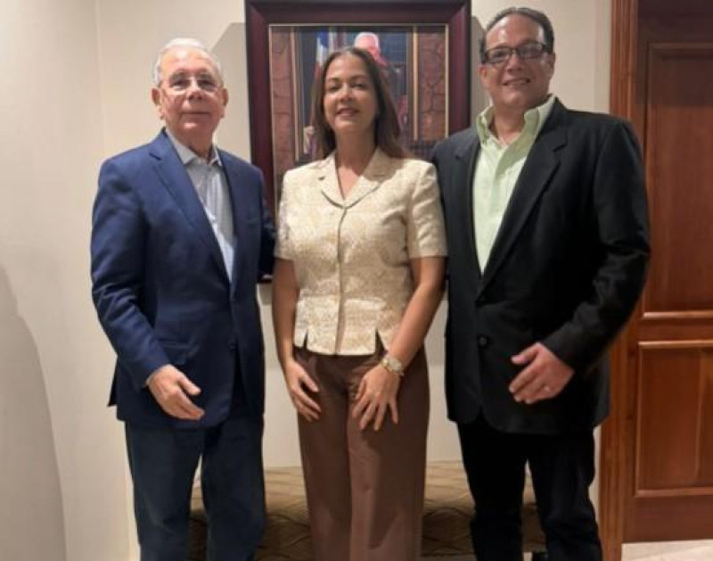 El aspirante presidencial Manfred A. Mata, junto a su esposa, lAna de los Santos, en una visita al expresidente Danilo Medina.