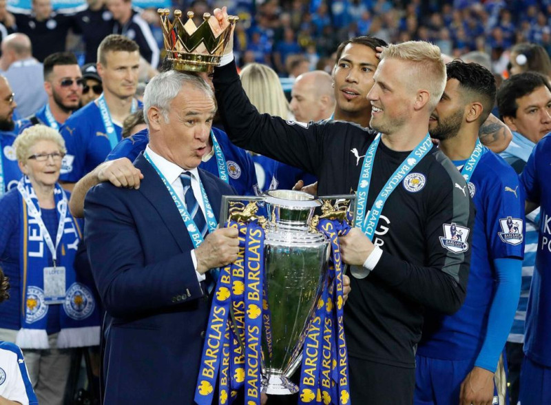 El entonces entrenador del Leicester City, Claudio Ranieri, celebra el título de la Liga Premier