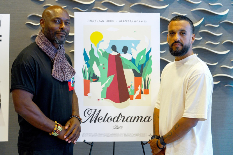El actor nacido en Haití Jimmy Jean-Louis y el director de la película 'Melodrama', Andrés Farias, posan durante una entrevista con EFE en Miami (Estados Unidos).
