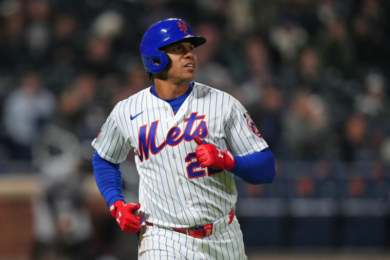 Juan Soto reacciona tras conectar un elevado de línea durante la tercera entrada de un partido de béisbol contra los Mellizos de Minnesota el 22 de abril de 2026.