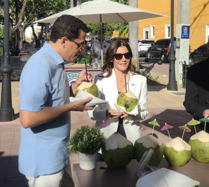 El ministro de Turismo, David Collado, y la embajadora de EE. UU., Leah F. Campos, disfrutan de coco de agua en la Zona Colonial