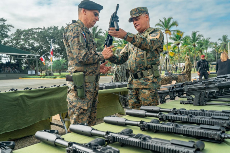 El ministro de Defensa, teniente general Carlos Antonio Fernández Onofre, ERD., y el comandante general, el mayor general Jorge Iván Camino Pérez, ERD.