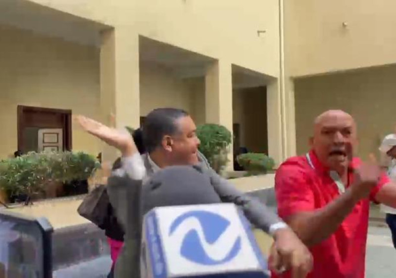 Comunicador Jhossan Capell golpea al padre de una de las víctimas del Jet Set