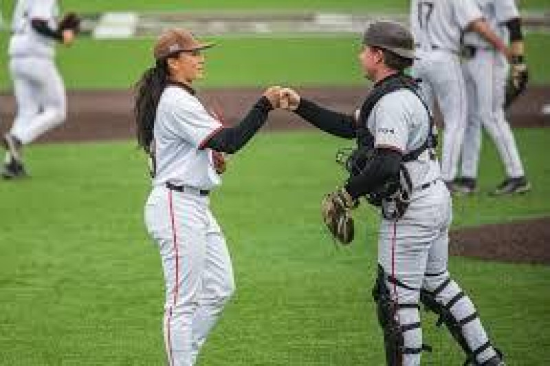 Olivia Pichardo saluda al receptor de los Brown luego de sacar el último out y hacer historia como la primera mujer que lanza en la División I.