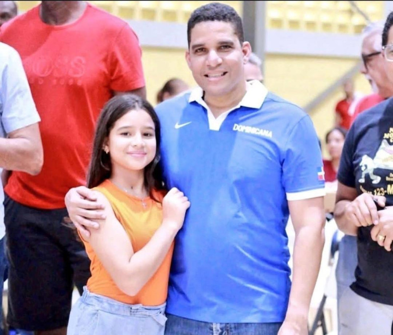 Rafael Uribe y su hija, Danna Sofía Uribe, durante una actividad que fue realizada en la Casa Nacional del Minibasket.