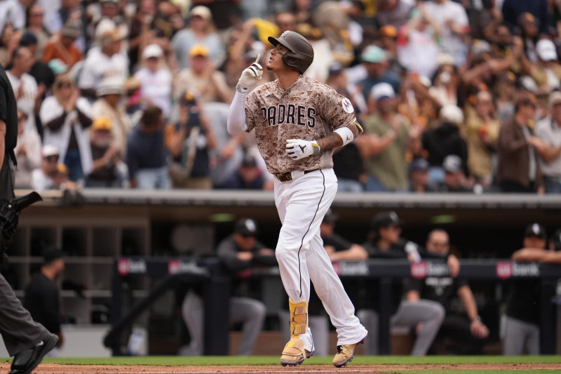 Manny Machado al momento de llegar al home plate tras pegar su cuadrangular.