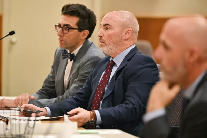 Michael Goldtein, en el centro, abogado de Britney Spears, habla durante la comparecencia ante el Tribunal Superior del Condado de Ventura, en Ventura, California, el lunes 4 de mayo de 2026, en el marco de su caso por conducir bajo los efectos del alcohol.