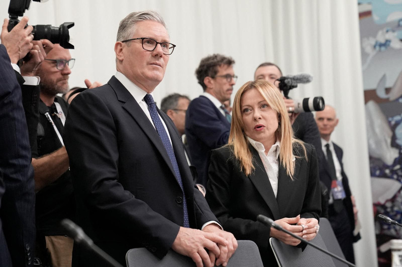 El primer ministro británico, Keir Starmer (izquierda), y la primera ministra italiana, Giorgia Meloni, asisten a la octava cumbre de la Comunidad Política Europea (CPE) en Ereván el 4 de mayo de 2026.