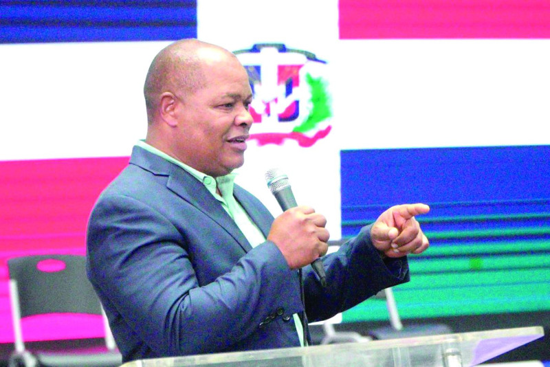 Wiliam Ozuna ha sido uno d elos màs brillantes dirigentes deportivos al frente de la Federación Dominicana de Halterofilia, siendo una de las que mayor cantidad de preseas ha cosechado.