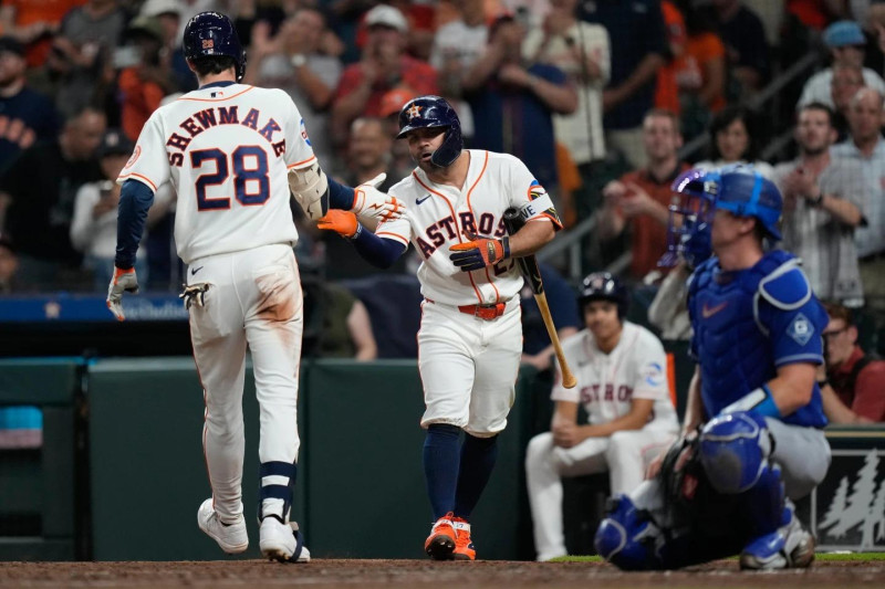 José Altuve recibe a Braden Shewmake luego de que el segundo pegue jonrón.